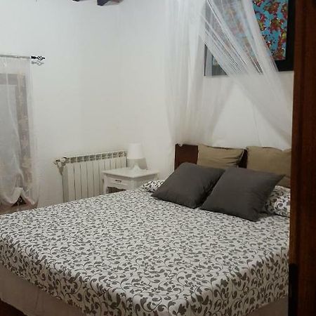 Apartamento Il Borgo Dei Pini Vinci Exterior foto