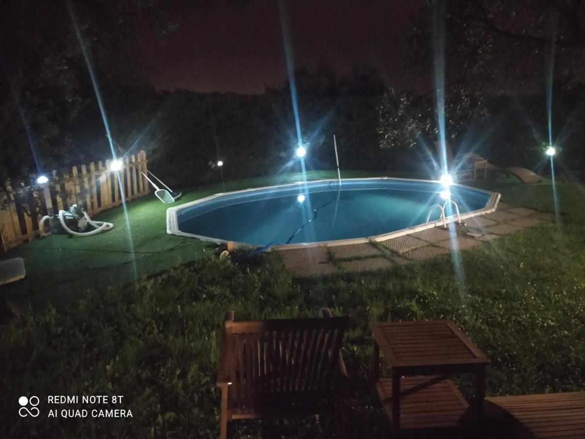 Apartamento Il Borgo Dei Pini Vinci Exterior foto