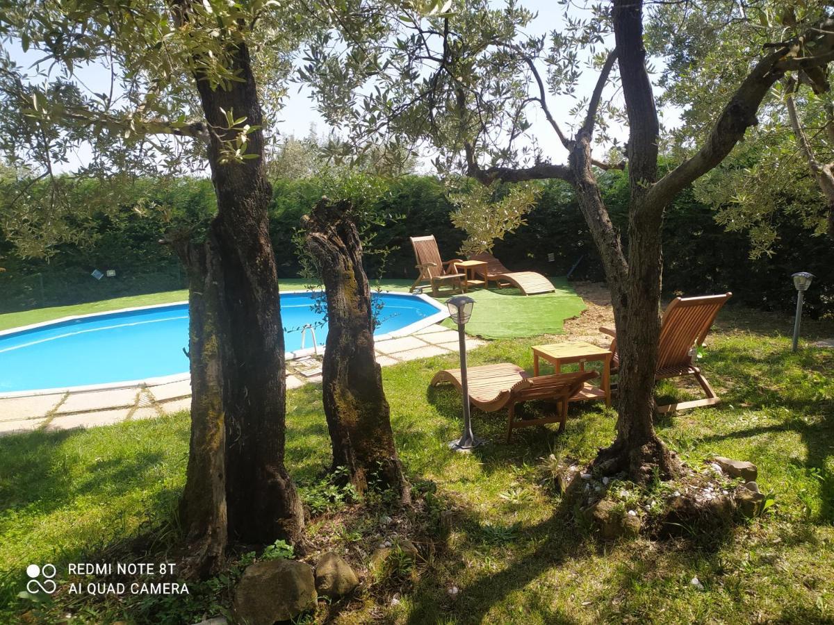 Apartamento Il Borgo Dei Pini Vinci Exterior foto