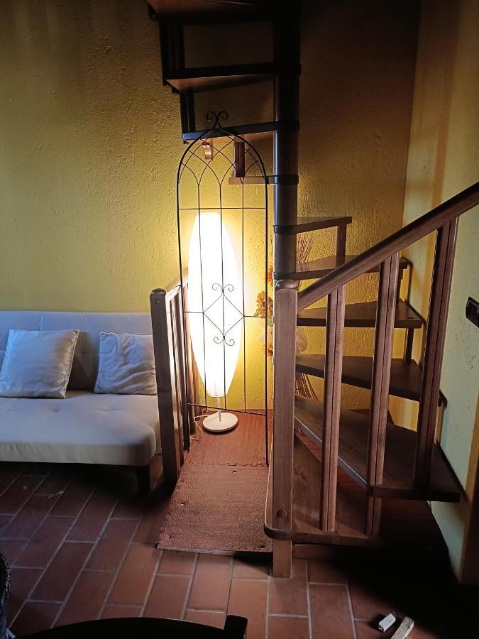 Apartamento Il Borgo Dei Pini Vinci Exterior foto