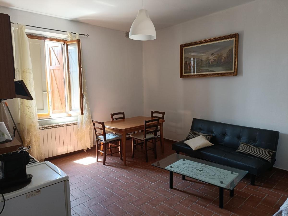 Apartamento Il Borgo Dei Pini Vinci Exterior foto
