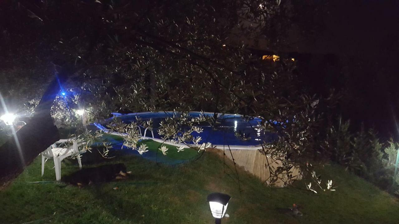 Apartamento Il Borgo Dei Pini Vinci Exterior foto