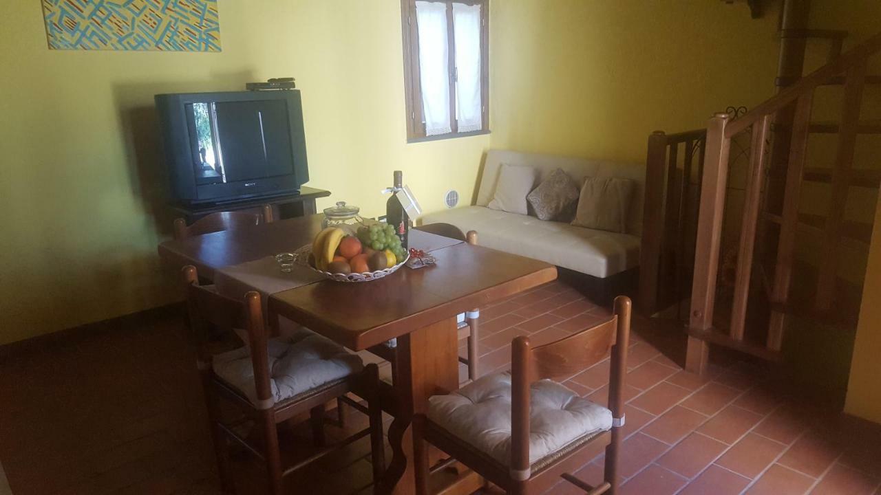 Apartamento Il Borgo Dei Pini Vinci Exterior foto