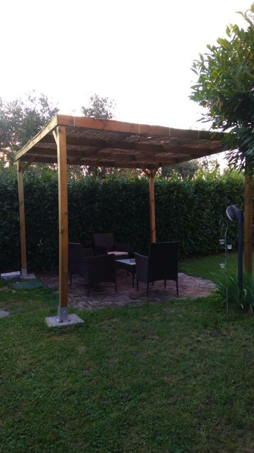 Apartamento Il Borgo Dei Pini Vinci Exterior foto